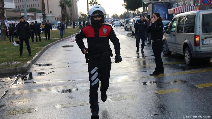 Un artefacto estalló hoy ante unos juzgados en la ciudad turca de Esmirna, en el oeste del país y al menos tres personas resultaron heridas. También se informa de dos terroristas muertos en un tiroteo. (5.01.2017)