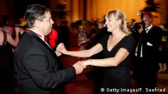 Габриэль танцует со своей второй женой на Российско-Германском балу в Берлине