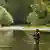 Ein Fliegenfischer steht mit seiner Angelroute im Bach. Quelle: dpa