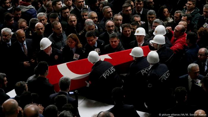 Türkei Izmir - Beerdigung für die Opfer des Terror Angriffs (picture-alliance/AA/M. Serdar Alakus)