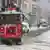 Die nostalgische Tram in der Istiklalstraße, Istanbul, fährt durch eine verschneite Straße (Foto: AA)