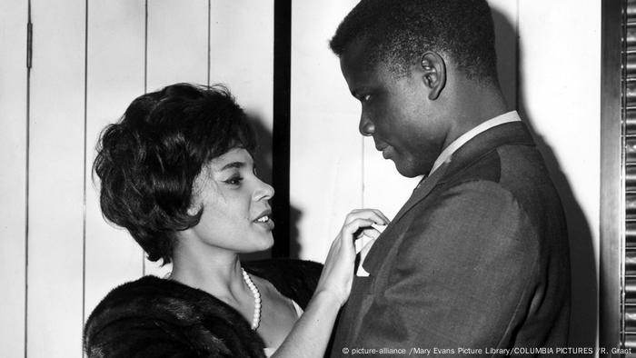 Shirley Bassey und Sidney Poitier im Film Ein Fleck in der Sonne