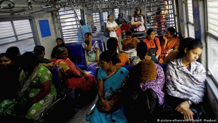 Indien Frauen reisen im Zug (picture-alliance/AP Photo/R. Maqbool)
