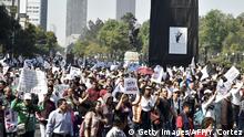 Miles marchan en México por alza de gasolina