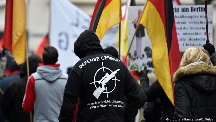 Deutschland Knapp 100 Rechte demonstrieren in Köln