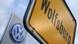 Deutschland - Ortschild Wolfsburg mit VW Logo im Hintergrund Deutschland - Ortschild Wolfsburg mit VW Logo im Hintergrund