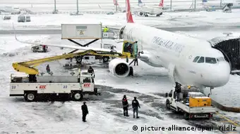 Türkei Schnee auf dem Flughafen Istanbul