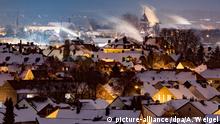 7.1.2017***
dpatopbilder - Schornsteine qualmen am 07.01.2017 auf den Dächern der Häuser in Straubing (Bayern) im Abendlicht. Foto: Armin Weigel/dpa | Verwendung weltweit