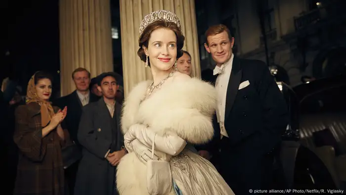 Ein Filmstill aus The Crown mit Claire Foy in weißer Robe als Queen Elizabeth und Matt Smith als ihr Ehemann Prinz Philip.