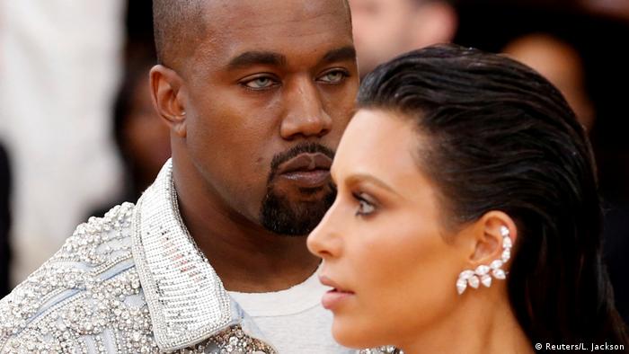 Kanye West und Kim Kardashian at an event, the two faced in opposite directions