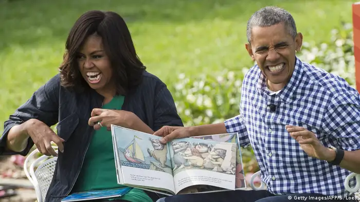 Michelle and Barack Obama acting out children's book (Getty Images/AFP/S. Loeb)