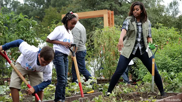 Michelle Obama and kids in garden (Getty Images/C. Somodevilla)