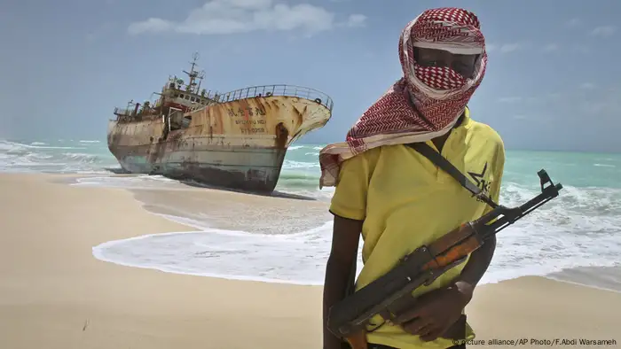 Somalischer Pirat Somalia (picture alliance/AP Photo/F.Abdi Warsameh)