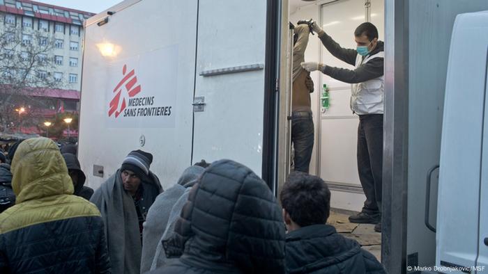 Serbien gestrandete Migranten leben in verlassenen Gebäuden in Belgrad Gesundheitscheck Ärzte ohne Grenzen