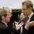 Frankreichs Außenminister Kouchner diskutiert mit seinem finnischen Kollegen Stubb (Foto: AP)