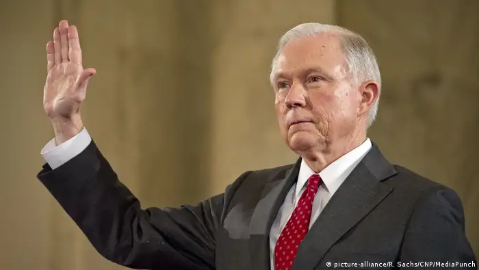 USA Proteste bei der Anhörungen von Trumps Kabinettskandidaten Jeff Sessions (picture-alliance/R. Sachs/CNP/MediaPunch)