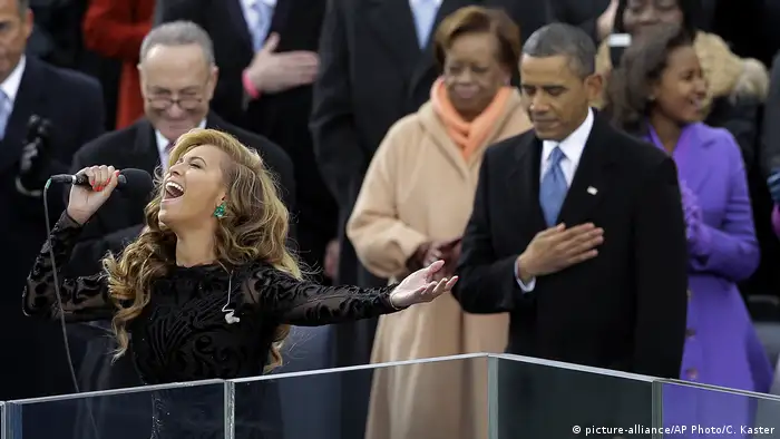 USA Washington - Beyonce und Barack Obama (picture-alliance/AP Photo/C. Kaster)