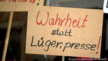 Protest sign with the words truth rather than a press telling lies (Photo: picture alliance/dpa/D.Naupold)