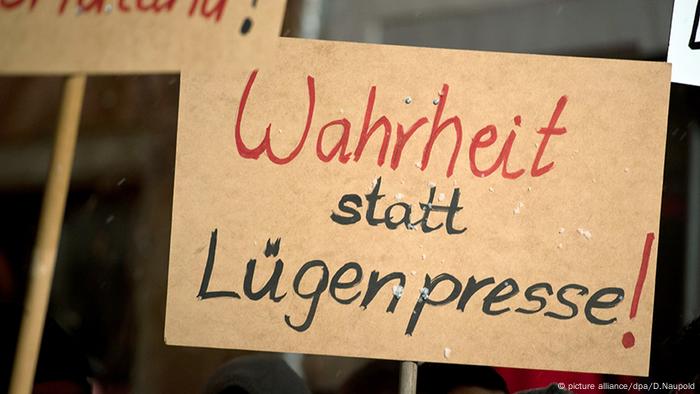 Ein Plakat mit der Aufschrift Wahrheit statt Lügenpresse (picture alliance/dpa/D.Naupold)