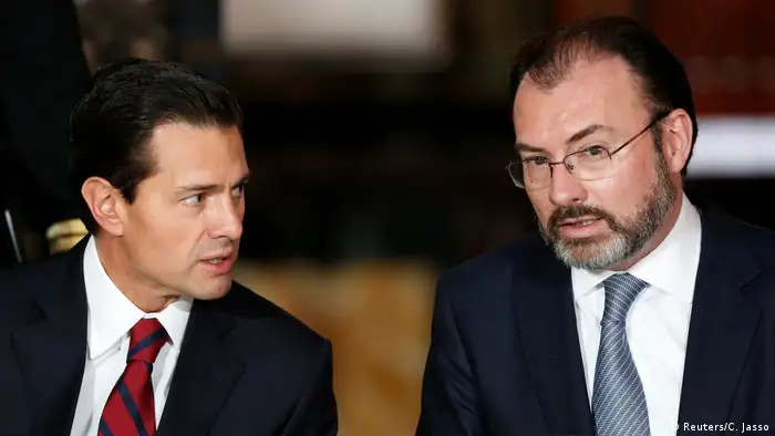 Mexiko Präsident Enrique Pena Nieto (L) und Außenminister Luis Videgaray (Reuters/C. Jasso)