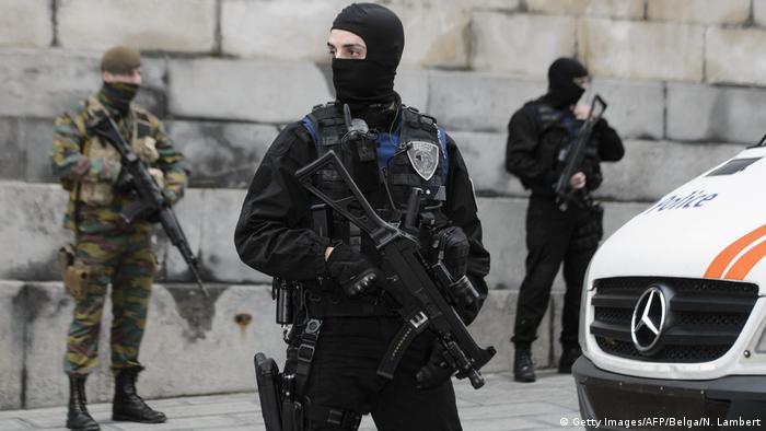 Belgien Polizisten vor dem Justizpalast in Brüssel