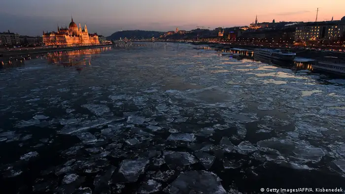 Ungarn Parlament und Fluss Danube im Winter in Budapest (Getty Images/AFP/A. Kisbenedek)