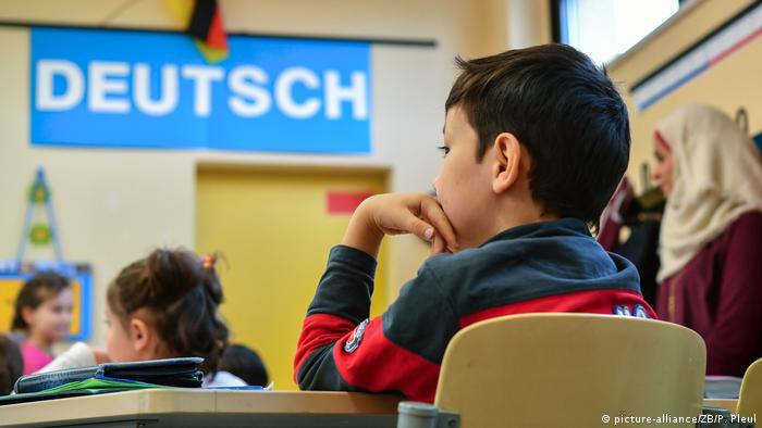 Flüchtlingskinder sitzen in einer Schulklasse (Foto: picture-alliance/ZB/P. Pleul)