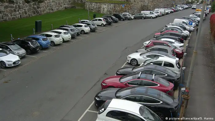 Norwegen Oslo, Großparkplatz für Elektroautos