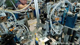 Ein Mechaniker komplettiert einen Montageautomaten für die Automobilzulieferindustrie (Foto: picture alliance/dpa)