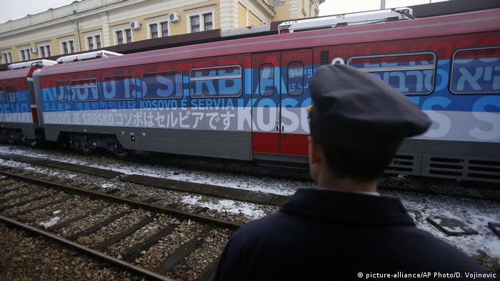 Serbien Zug mit der Aufschrift Kosovo ist serbisch im Bahnhof von Belgrad