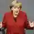 Kanzlerin Angela Merkel am Rednerpult im Bundestag (Foto: AP)