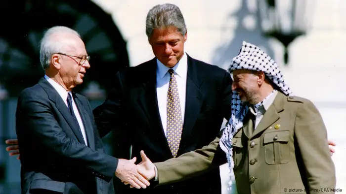 Unter Vermittlung des damaligen US-Präsidenten Bill Clinton nahmen Israelis Premierminister Yitzhak Rabin (l) und PLO-Chef Jassir Arafat 1993 Friedensgespräche auf. Diese mündeten in das Oslo I Abkommen, in dem beide Seiten einander offiziell anerkannten. Der Mord an Jitzhak Rabin gut zwei Jahre nach dem Abkommen brachte die Einigung praktisch zum Erliegen.