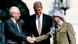USA Weißes Haus Unterzeichnung von Oslo 1 Präsident Bill Clinton (M) Israels Premierminister Yitzhak Rabin und PLO Vorsitzender Jassir Arafat USA Weißes Haus Unterzeichnung von Oslo 1 Präsident Bill Clinton (M) Israels Premierminister Yitzhak Rabin und PLO Vorsitzender Jassir Arafat