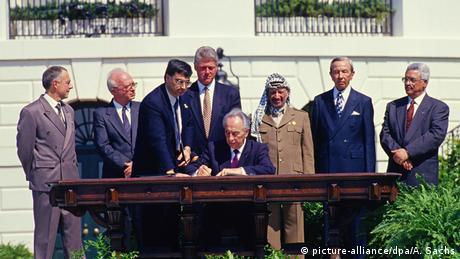 Politicians sign the Oslo I Accord on the lawn of the White House in 1993 (picture-alliance/dpa/A. Sachs)
