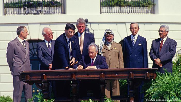 Firma del acuerdo de Oslo I, en 1993 (picture-alliance/dpa/A. Sachs)