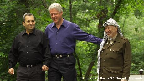 Ehud Barak, Bill Clinton and Yasser Arafat walk in the woods at Camp David (picture-alliance/AP Photo/R. Edmonds)