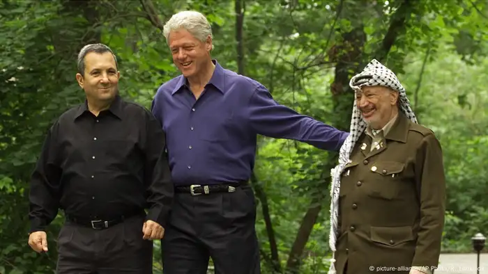 Ehud Barak, Bill Clinton and Yasser Arafat walk in the woods at Camp David (picture-alliance/AP Photo/R. Edmonds)