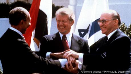Sadat, Carter y Begin se dan la mano en Washington en 1979. (Picture-alliance/AP Photo/B. Daugherty)