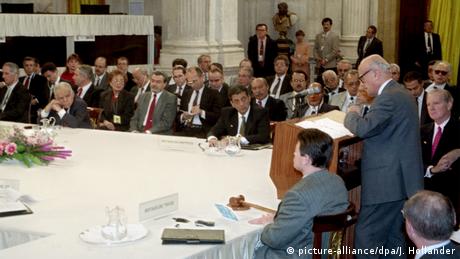Palestinian negotiator Haidar Abdel Shafi speaks at the Madrid conference to other Middle East, US and Soviet Union delegates (picture-alliance/dpa/J. Hollander)