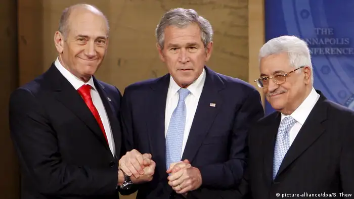 Prime Minister Ehud Olmert, US President George W. and Palestinian Mahmoud abbas shake hands (picture-alliance/dpa/S. Thew)