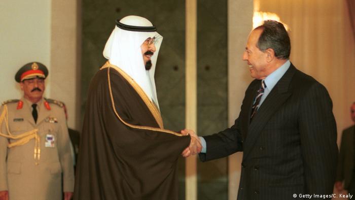 Putra Mahkota Arab Saudi Abdullah bin Abdul Aziz bersamalan dengan Presiden Lebanon Emile Lahoud, Maret 2002, di KTT Arab di Beirut.