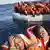 Mittelmeer Migranten und Flüchtlinge in Schlauchboot