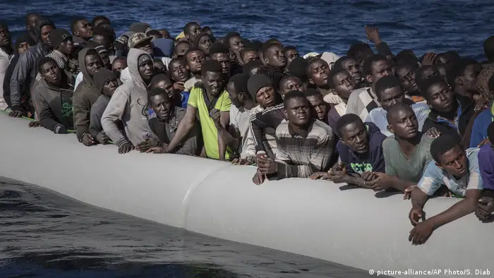 Mittelmeer Migranten und Flüchtlinge in Schlauchboot