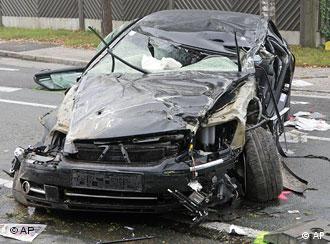Das Wrack des fast neuen VW Phaeton, in dem Haider starb (Quelle: AP)