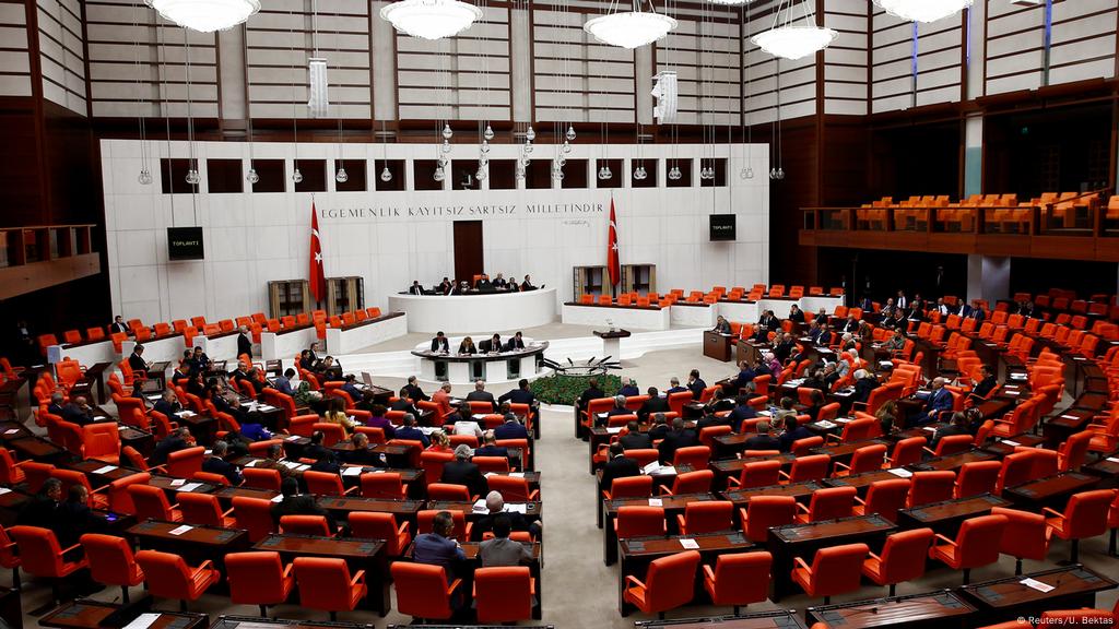 Vekiller Mi Gecinemiyor Asgari Ucretli Mi Turkiye Dw 05 08 2019