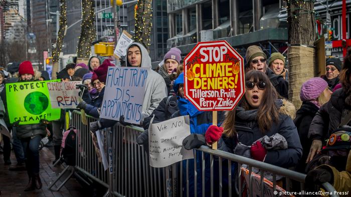 Climate activists rally against cabinet nominees in New York (picture-alliance/Zuma Press/)
