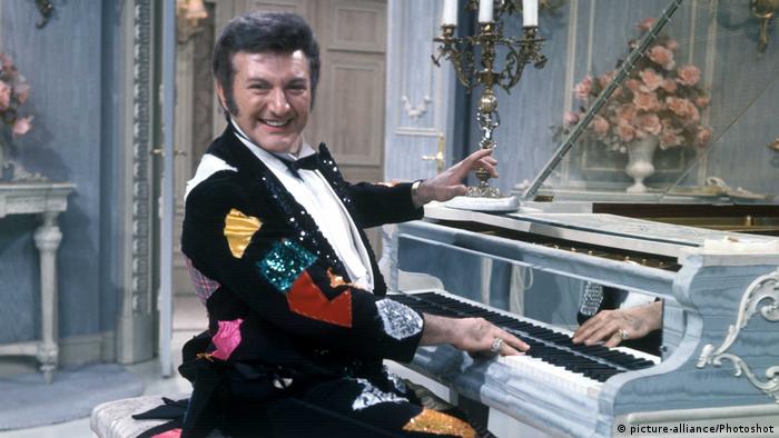 Liberace at the piano (picture-alliance/Photoshot)