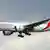 Landendes Frachtflugzeug Boeing 777  Emirates Sky Cargo