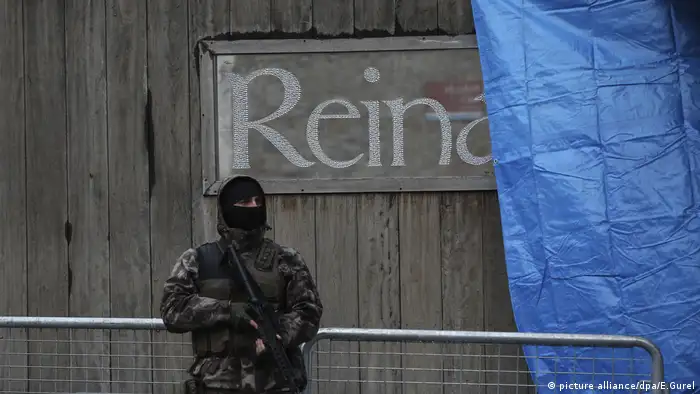 A policeman stands in front of sign that reads Reina (picture alliance/dpa/E.Gurel)