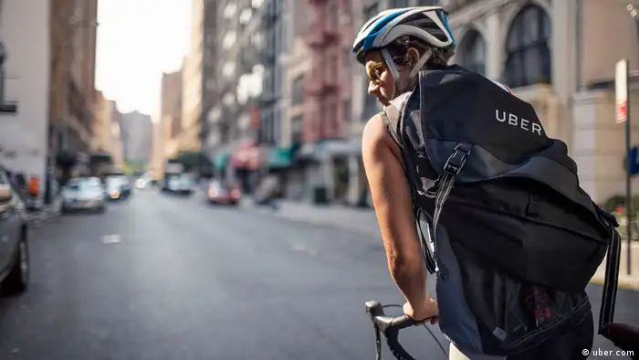 Radfahrer mit Rucksack von Uber